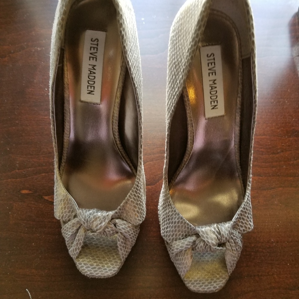 Steve Madden peep toe pumps